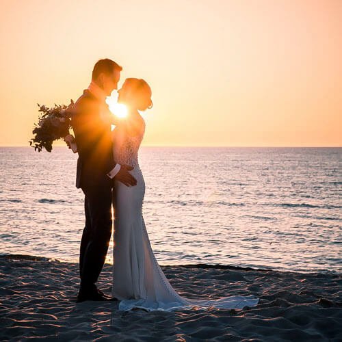 Verliebtes Brautpaar zum Sonnenuntergang am Strand. Hochzeitsfotograf Zingst.