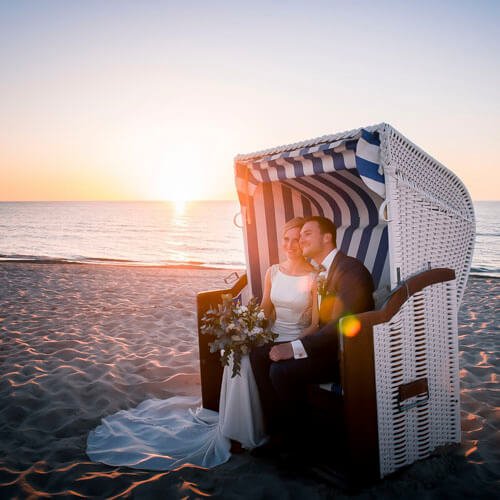 Heiraten am Strand im Strandkorb Dierhagen. Hochzeitsfoto zum Sonnenuntergang.