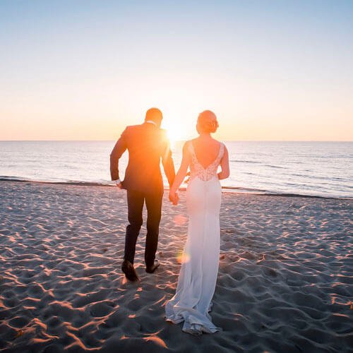 Heiraten am Strand Ahrenshoop. Hochzeitsfoto zum Sonnenuntergang.