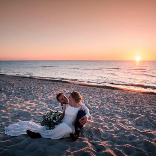 Heiraten am Strand Zingst. Hochzeitsfoto zum Sonnenuntergang.