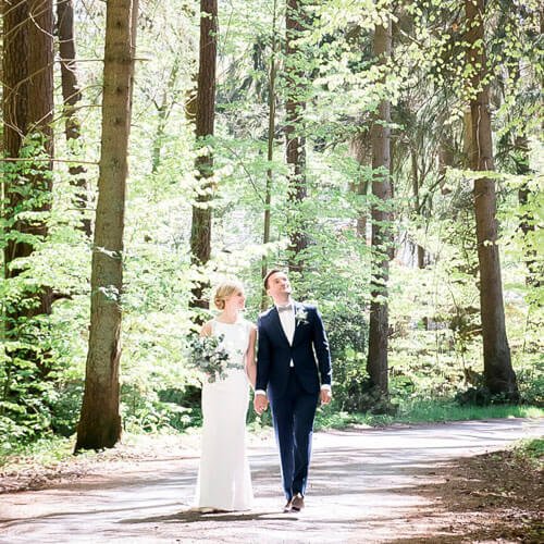 Brautpaarshooting im Wald. Hochzeitsfotograf Wustrow.