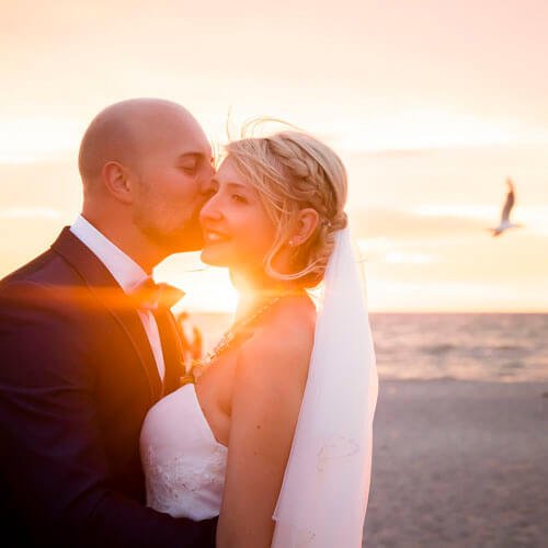 Brautpaar am Strand von Warnemünde zum Sonnenuntergang
