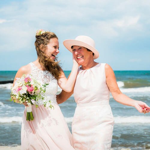 Mama mit ihrer Tochter als Braut am Strand. Hochzeitsfotograf Ahrenshoop.
