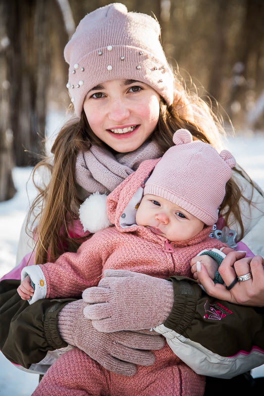 Große und kleine Schwester beim Familien-Fotoshooting im Winter und bei Schnee in Ribnitz-Damgarten