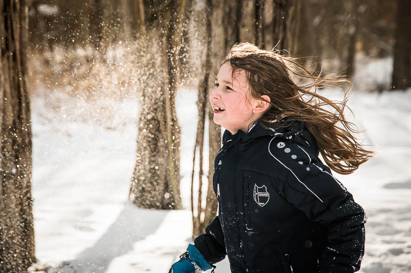 Kind rennt im Schnee