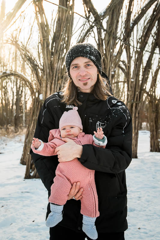 Papa und sein kleines Baby in Winterlandschaft