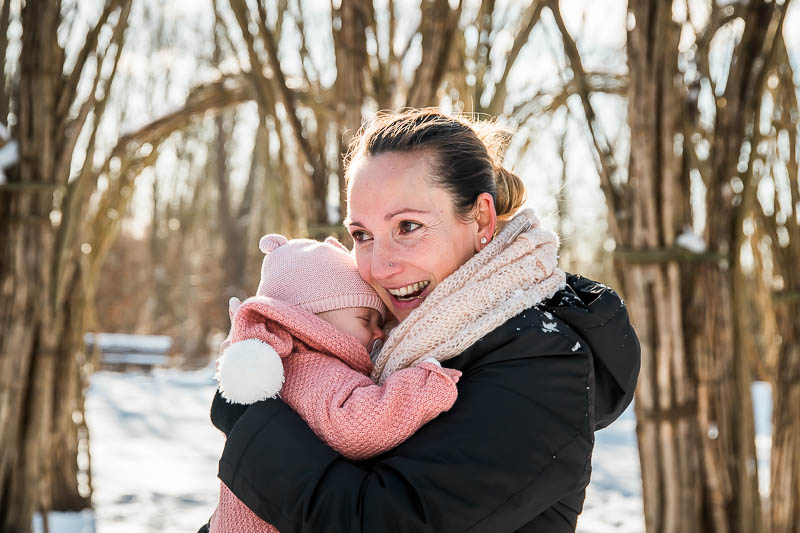 Glückliche Mama mit ihrem Baby zum Winterfotoshooting in Ribnitz-Damgarten.