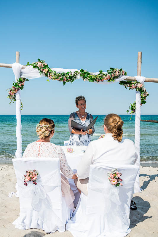 Außenstelle vom Standesamt in Born: Heiraten am Strand von Ahrenshoop auf dem Darß.