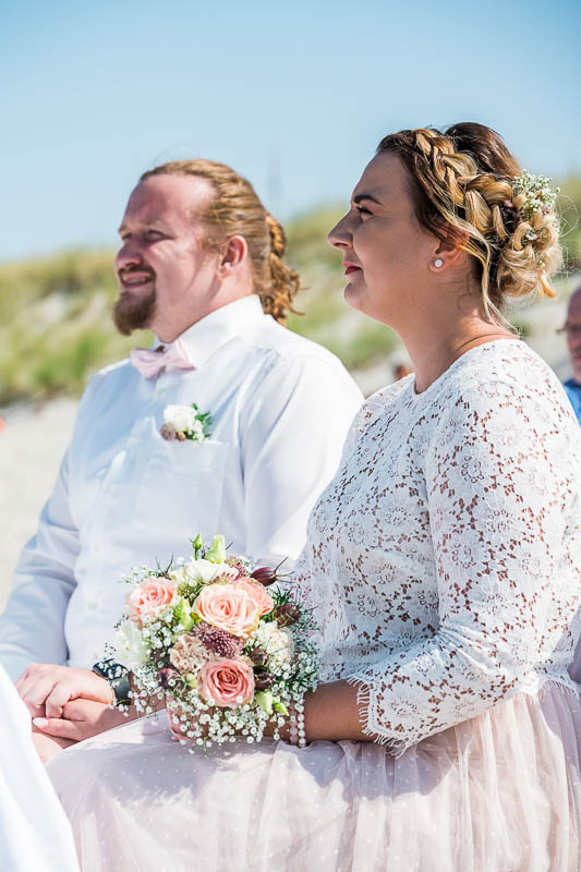 Heiraten am Strand von Ahrenshoop auf dem Darß. Hochzeitsfotograf für die Strandhochzeit.