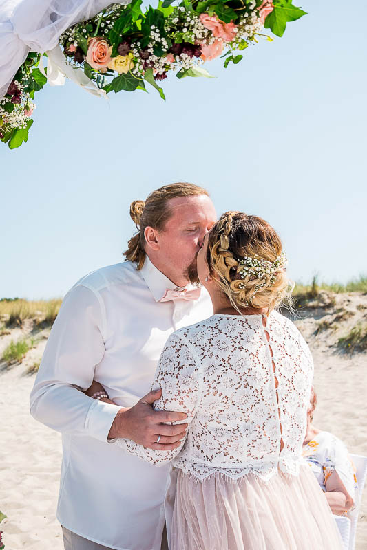 Erster Kuss als Ehepaar am Strand von Ahrenshoop