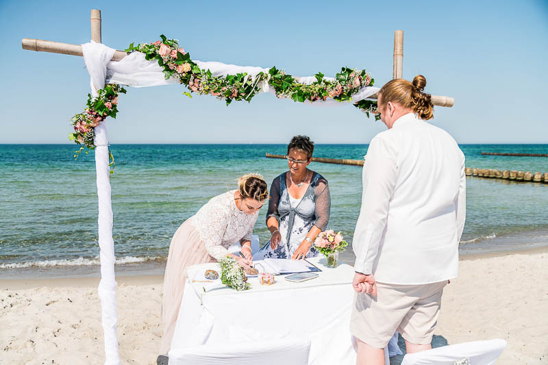 Unterschrift bei der Hochzeit am Strand von Ahrenshoop