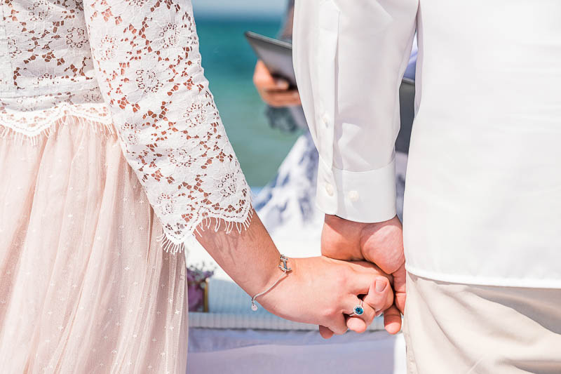 Händchen halten bei der Heirat in Ahrenshoop am Strand.
