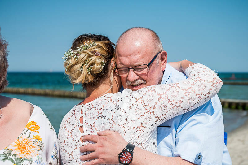 Brautvater gratuliert seiner Tochter zur Hochzeit