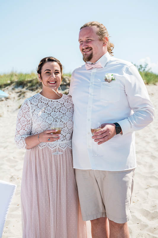 Braut und Bräutigam zum Sektanstoß am Strand von Ahrenshoop