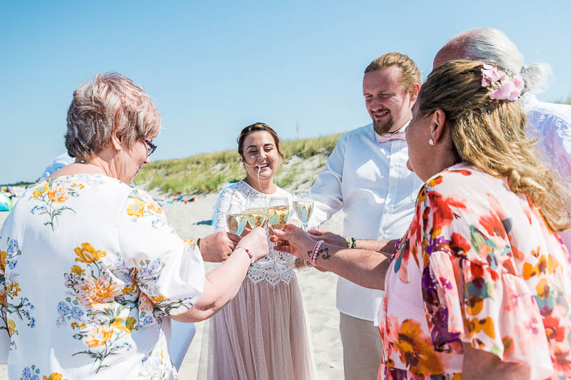 Sektanstoß zur Hochzeit am Strand von Ahrenshoop