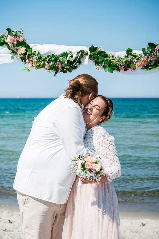 Heiraten am Strand: Strandhochzeit in Ahrenshoop auf dem Darß an der Ostsee. Hochzeitsfotos vom Hochzeitsfotograf.