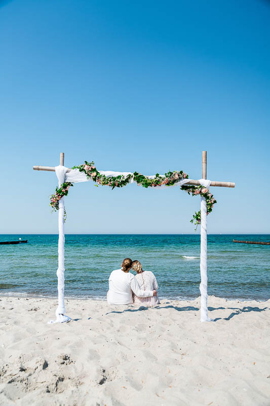 Heiraten am Meer: Ostseehochzeit am Strand von Ahrenshoop bei der Außenstelle vom Standesamt Born im "Künstlerquartier Seezeichen"