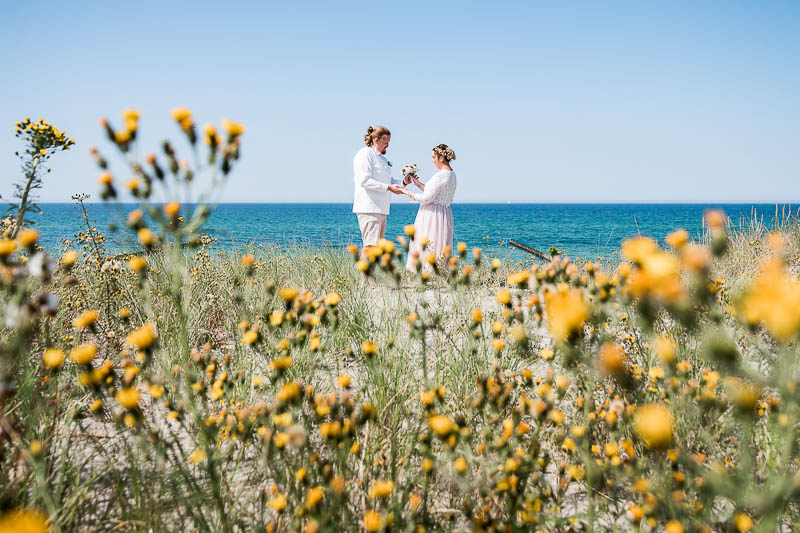 Hochzeitsfotograf in Ahrenshoop. Heiraten am Ostsee-Strand