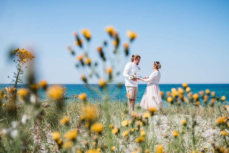 Heiraten in Ahrenshoop am Strand mit Hochzeitsfotograf auf dem Darss