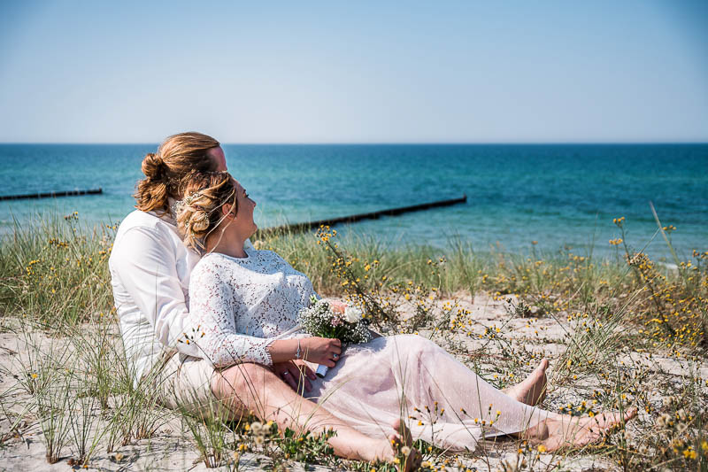 Heiraten in Ahrenshoop am Strand mit Hochzeitsfotograf auf dem Darss. Blick auf die Ostsee.