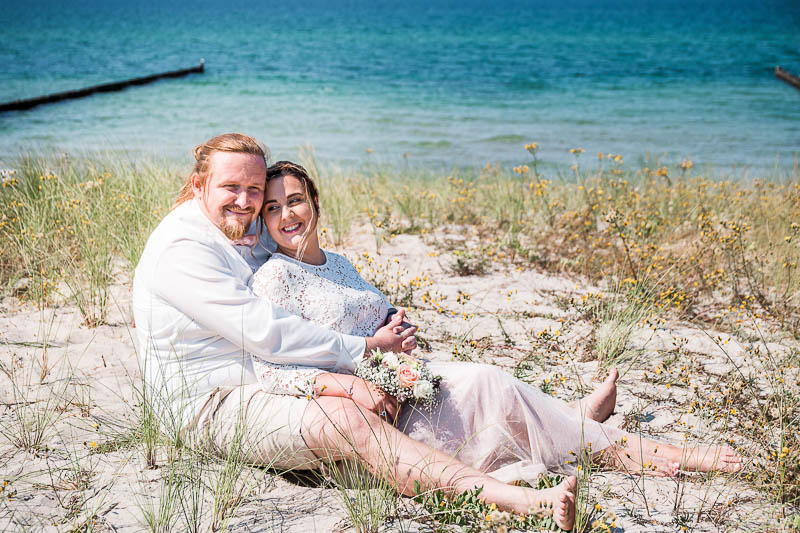 Heiraten in Ahrenshoop am Strand mit Hochzeitsfotograf auf dem Darss