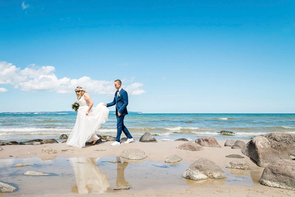 Heiraten am Strand in Deutschland auf Rügen in Binz. Wunderschöne Hochzeitsfotos mit Hochzeitsfotograf.