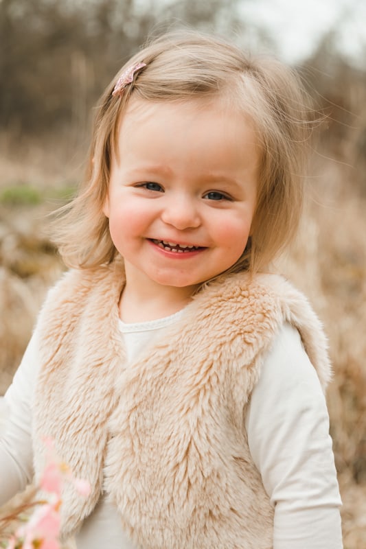 Portrait von zweijährigem Mädchen im Feld.
