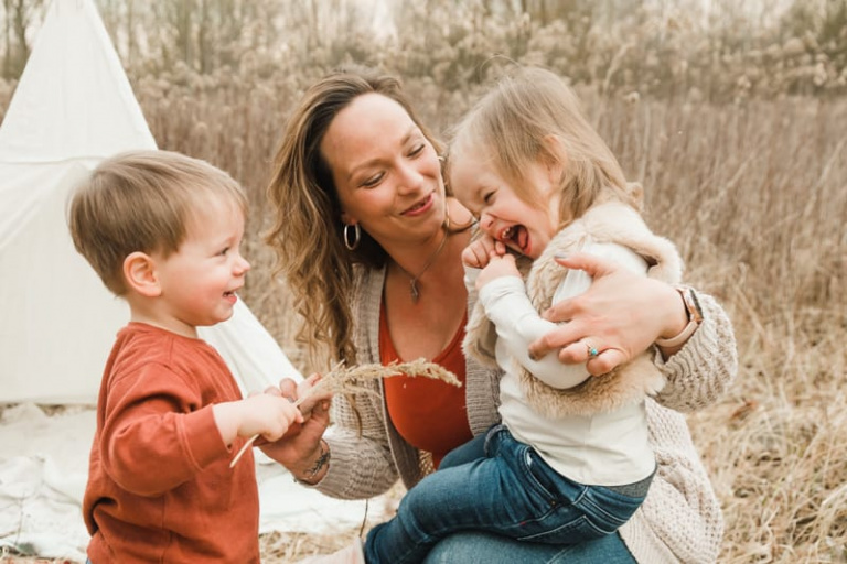 Mama mit ihren zweijährigen Zwillingen beim Abkitzeln.