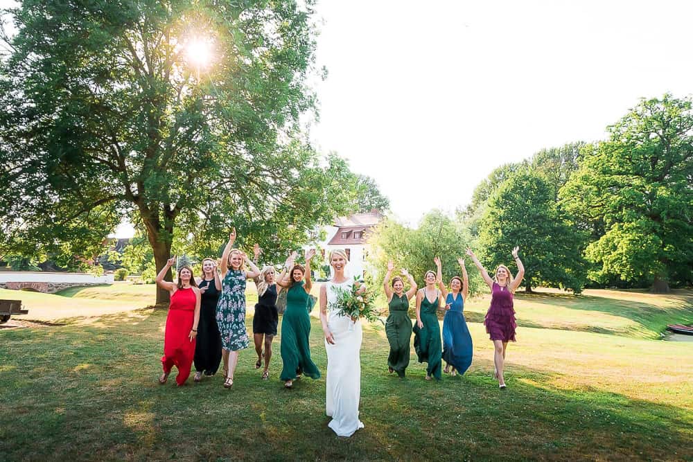 Gruppenfoto zur Hochzeit mit der Braut mit ihren besten Freundinnen im Gut Gerdshagen.