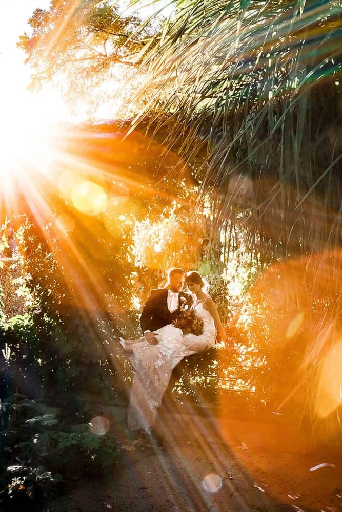 Kreatives Hochzeitsfoto mit Sonnenlicht-Spiegelung im Objektiv. Hochzeitsfotograf Rostock.