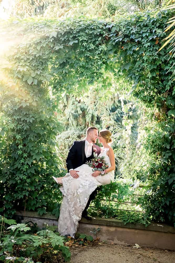 Brautpaarfotos beim Fotoshooting im Grünen. Ein natürlicher Bilderrahmen umgibt das Brautpaar. Hochzeitsfotos mit Hochzeitsfotograf aus Ribnitz-Damgarten.