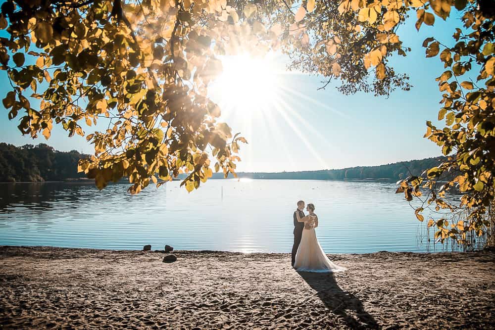Hochzeit am Meer im Herbst. Eine kreative Gegenlichtaufnahme. Hochzeitsfotograf Güstrow.