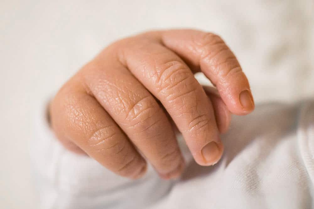 Detailaufnahme vom neugeborenen Baby: Hand