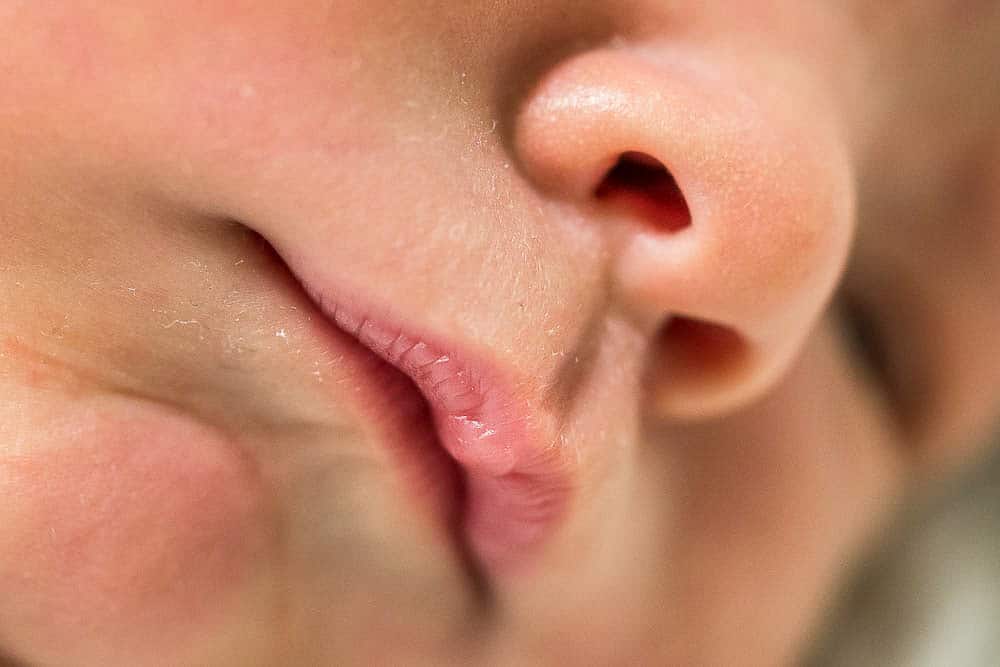 Detailaufnahme vom neugeborenen Baby: Nase und Mund