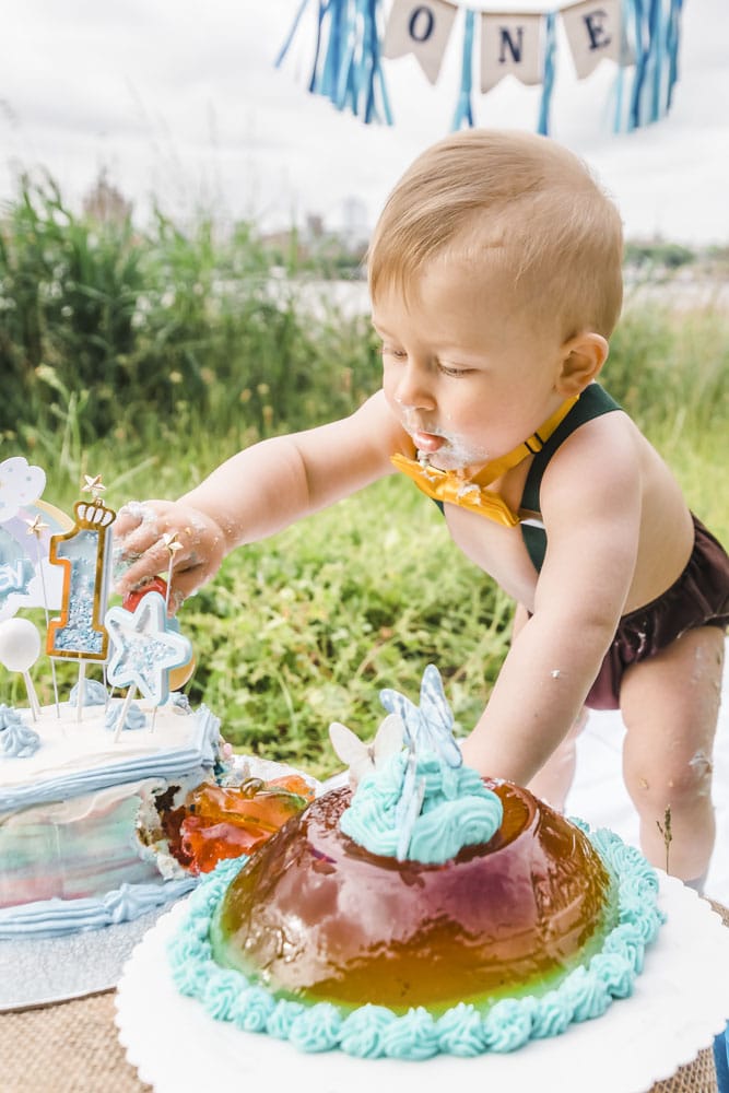 Einjähriger entdeckt seinen Geburtstagskuchen