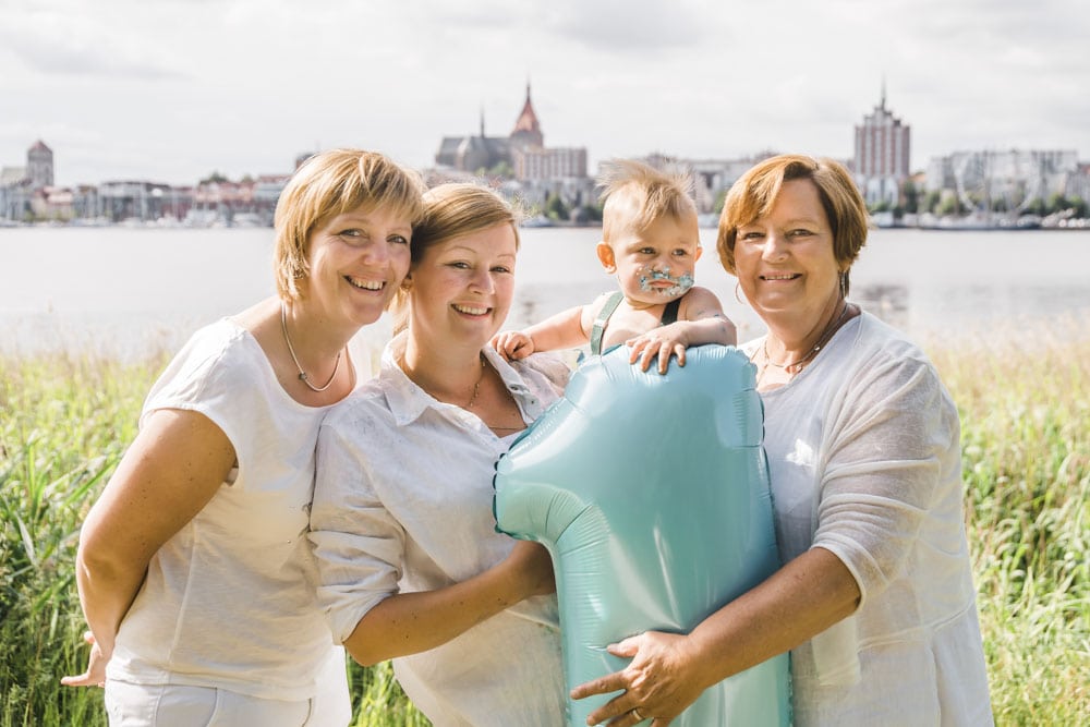 Familienfoto zum ersten Geburtstag in Gehlsdorf mit Rostocker Kulisse