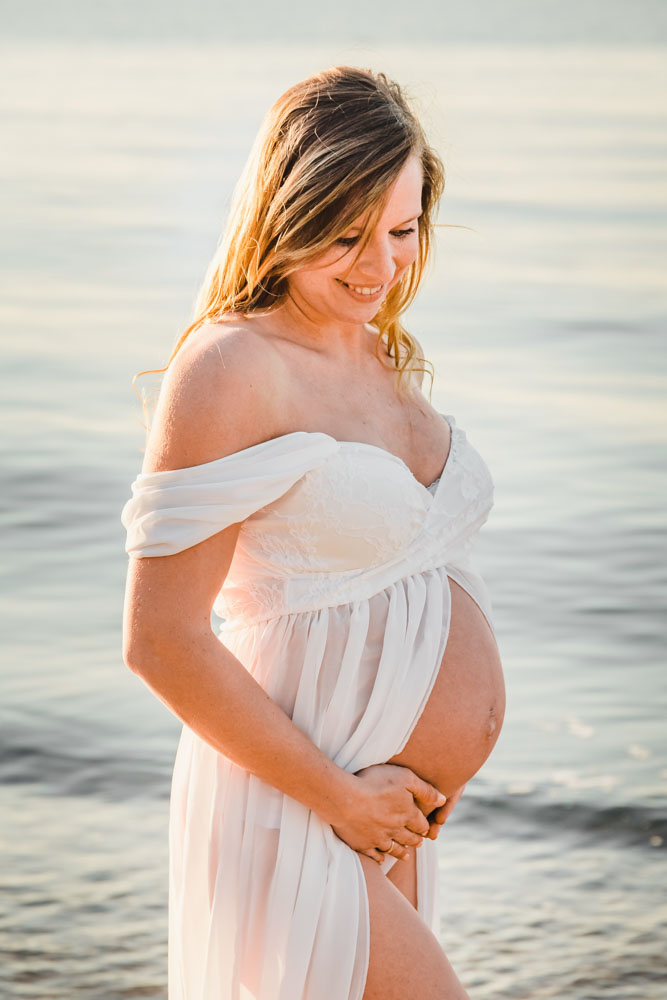 Schwangere Frau vor der Ostsee