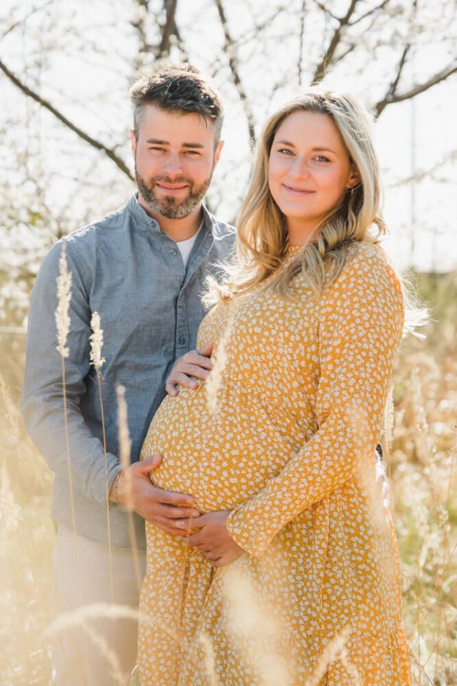 Babybauchfotos in Rostock mit Boho-Touch im Frühling