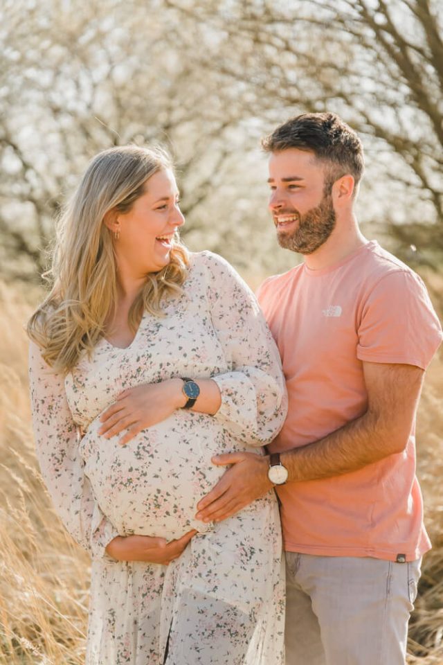 Babybauchfotos in Rostock mit Boho-Touch im Frühling