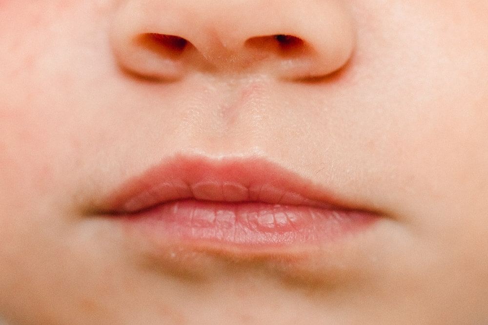Detailaufnahme von den Lippen des neugeborenen Baby.