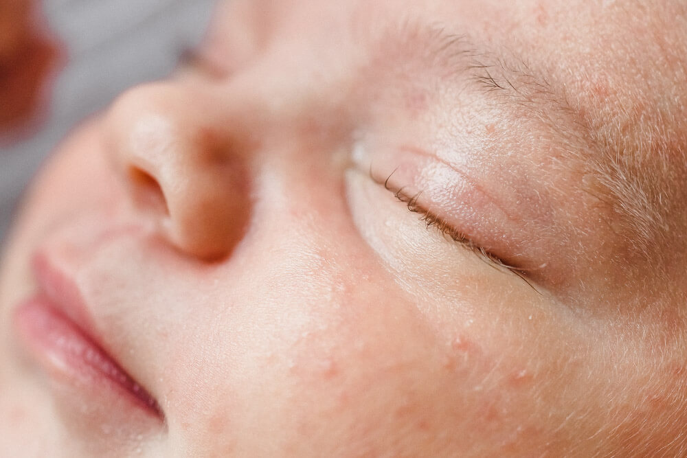 Nahaufnahme vom Baby-Gesicht beim Fotoshooting Zuhause