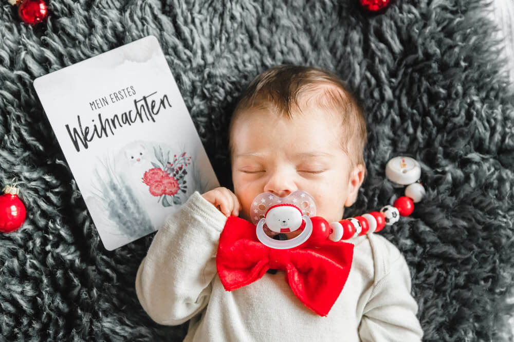 "Mein erstes Weihnachten"-Meilensteinkarte mit neugeborenen Baby beim Babyfotoshooting Zuhause