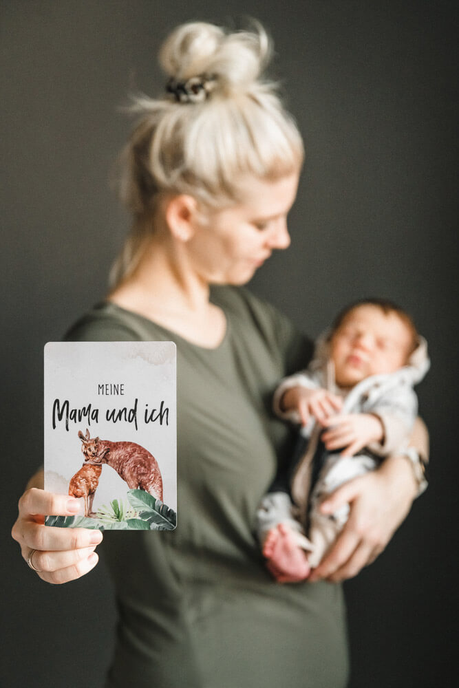 "Mama und ich"-Meilensteinkarte beim Fotoshooting im Einsatz