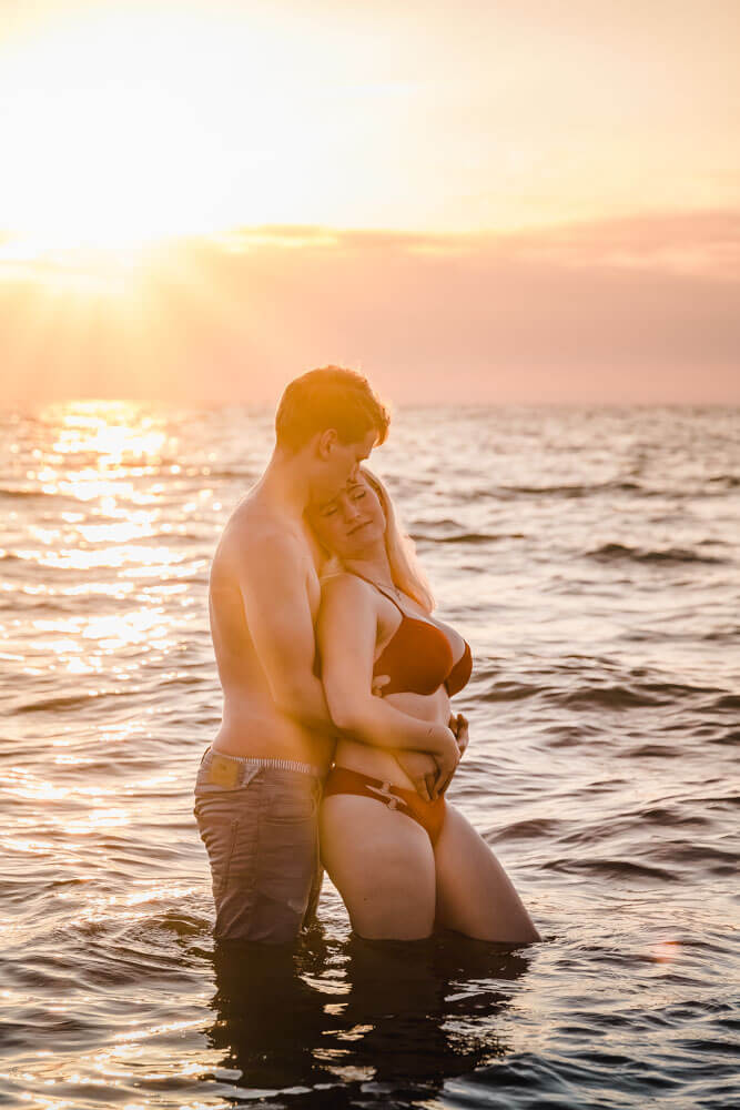Paarfotos am Strand von Warnemünde im Wasser zum Sonnenuntergang