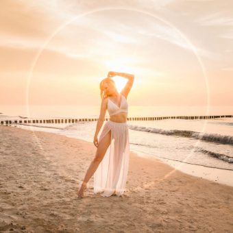 Fotoshooting am Strand von Warnemünde mit junger blonder Frau zum Sonnenuntergang