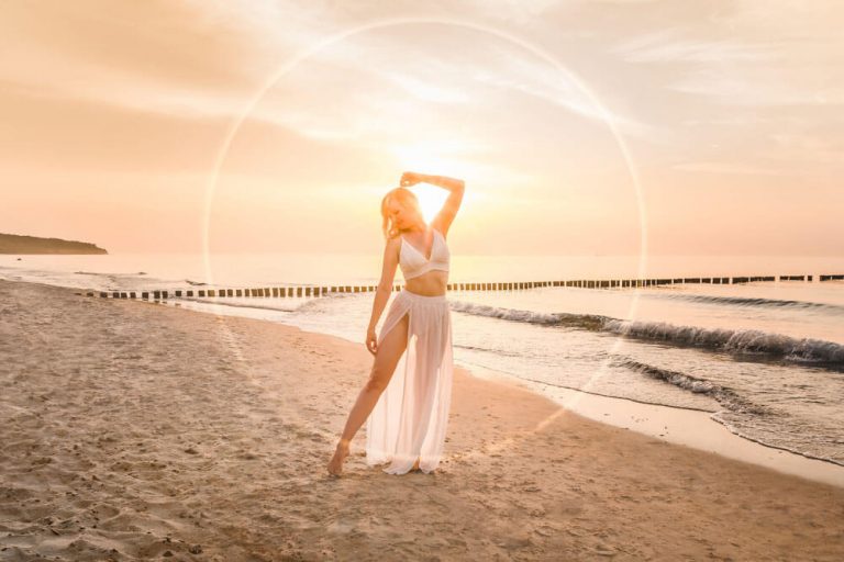 Fotoshooting am Strand von Warnemünde mit junger blonder Frau zum Sonnenuntergang