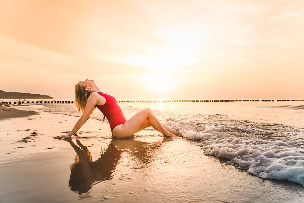 Sexy Pose einer jungen Frau beim Fotoshooting in Warnemünde zum Sonnenuntergang.