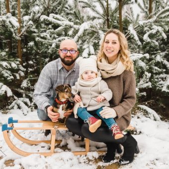 Familienfotos im Winter in Rostock mit Hund