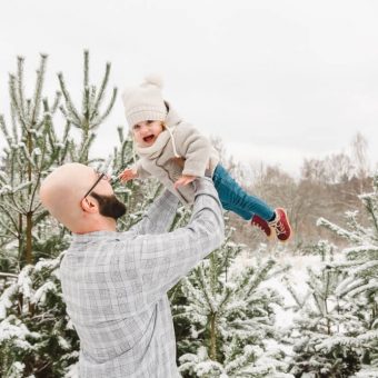 Papa lässt Tochter in der Luft fliegen während Fotoshooting im Schnee in Rostock
