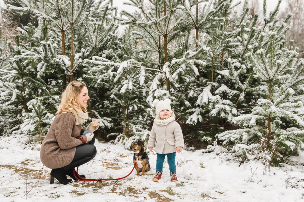 Mama mit Tochter und Hund im Schnee in Rostock